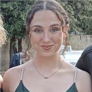 Graduada en bachillerato social con una media de 9,51 y que esta capacitada para enseñar cualquier asignatura y a cualquier edad